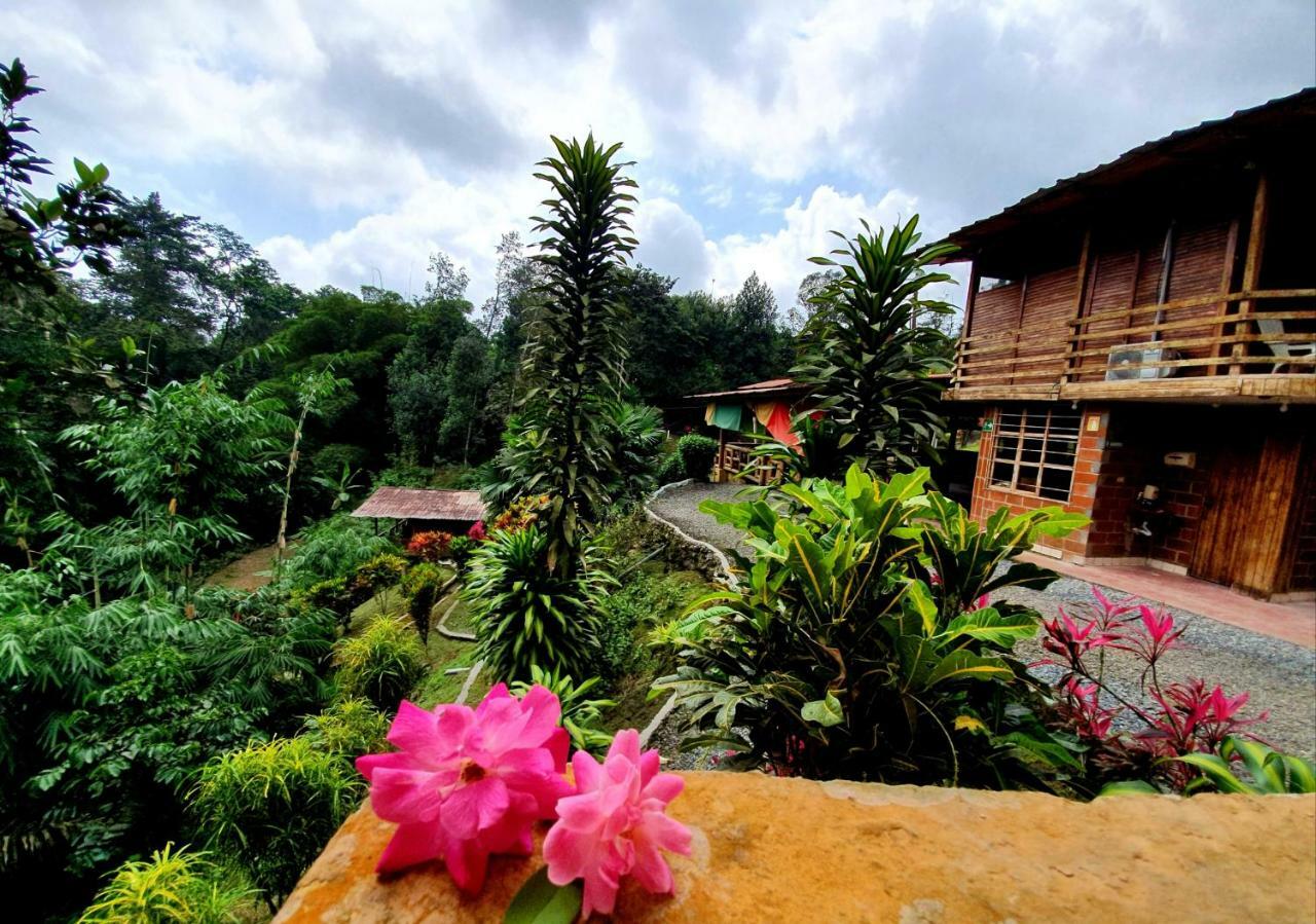 Villa Hosteria Kasadasa à Santo Domingo de los Colorados Extérieur photo